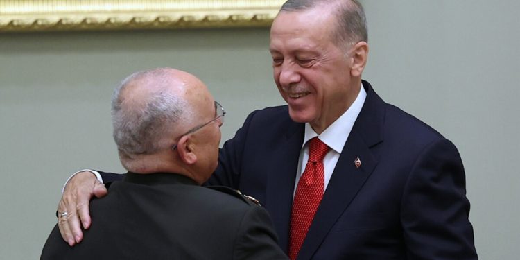 Cumhurbaşkanı Erdoğan duygusal anlar yaşayan Avsever Paşa’yı sarılarak teselli etti