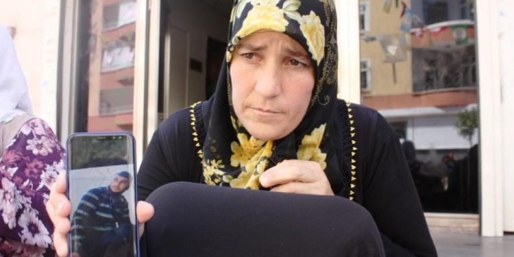 Diyarbakır’da evlat nöbetindeki bir anne daha evladına kavuştu