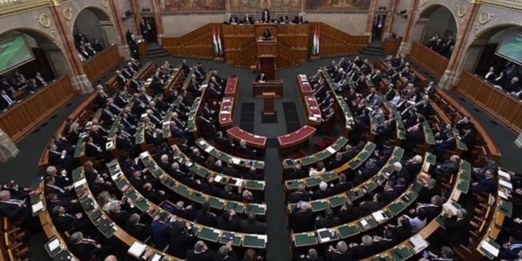 İsveç’in NATO’ya katılımı oylaması Macaristan meclisinde ertelendi