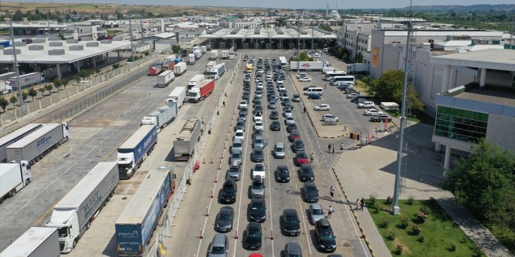 Kapıkule Sınır Kapısı’nda yoğunluk! Gurbetçilerin dönüş yolculuğu başladı