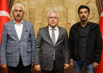 Sivas’ta bir taksici bulduğu yüklü miktardaki parayı sahibine teslim etti