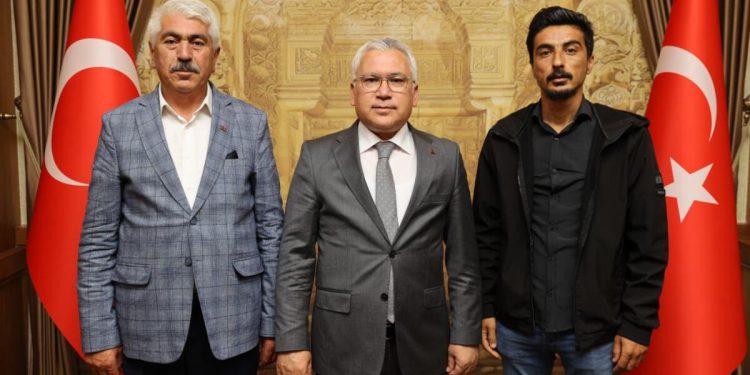 Sivas’ta bir taksici bulduğu yüklü miktardaki parayı sahibine teslim etti