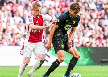 Ajax – Feyenoord maçı çıkan olaylar nedeniyle tatil edildi