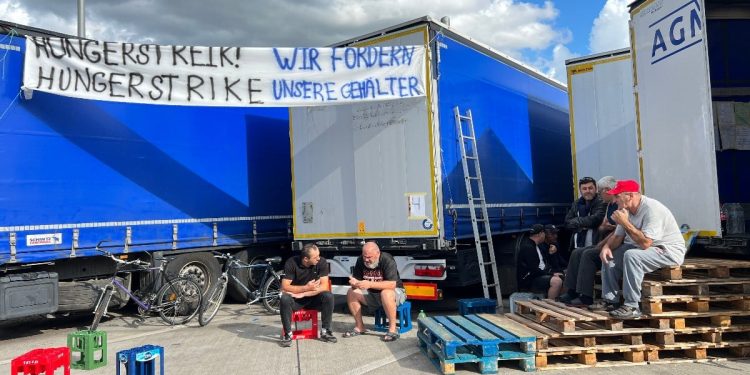 Almanya’da 85 tır şoförü maaşlarını alamadıkları için açlık grevinde