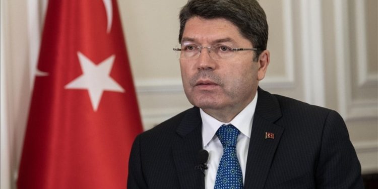 Bakan Tunç, Hollanda’da Kur’an-ı Kerim’e yapılan çirkin saldırıyı kınadı