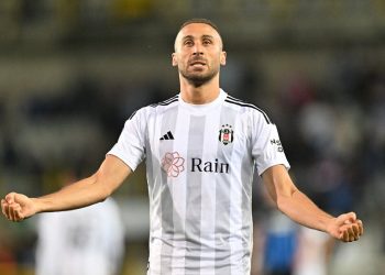 Cenk Tosun’dan Mert Günok’a övgü: Bizi oyunda tuttu