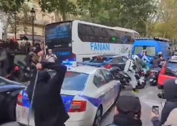 Fransa’da polis şiddetine karşı düzenlenen protestoda polisler kaçtı