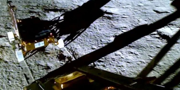 Hindistan, Ay’a indirdiği uzay keşif aracı Chandrayaan-3 ile temas kuramıyor