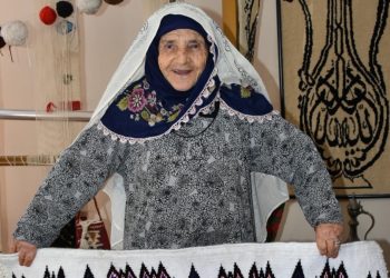 İzmirli Fado Teyze, 85 yaşında halı dokuma sertifikası aldı