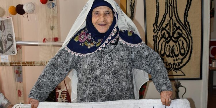 İzmirli Fado Teyze, 85 yaşında halı dokuma sertifikası aldı