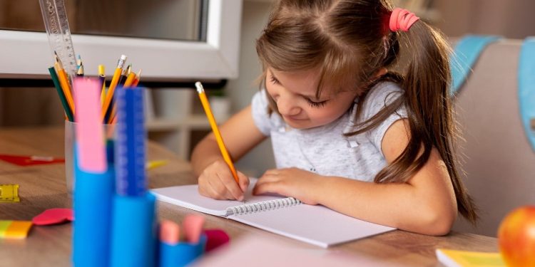 Ödev yapmayı çocuk oyununa dönüştürün: Eğlenceli ipuçları ve taktikler!