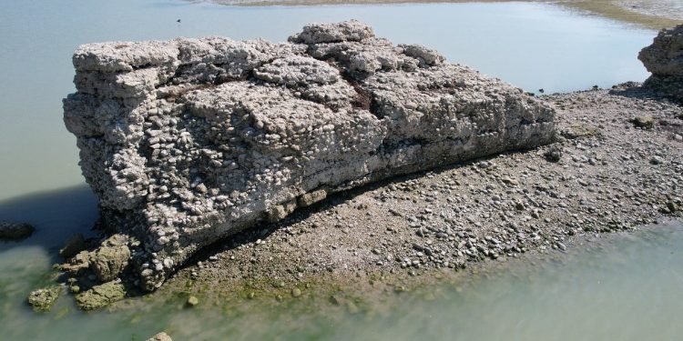 Adana’da sular çekilince ortaya çıktı! Antik kent definecilerin saldırısına uğradı