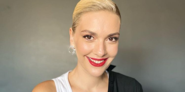 Bergüzar Korel, eski fotoğraflarını yayınladı