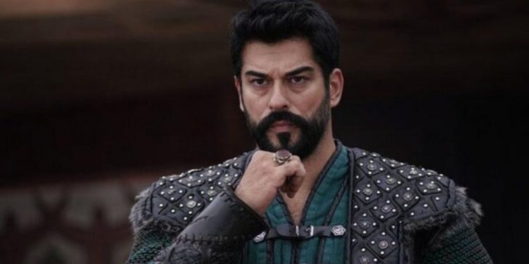 Burak Özçivit’in eski sevgilisi bakın kimmiş! Gören: “Fahriye’nin eline su bile dökemez” dedi! Olay kareler!