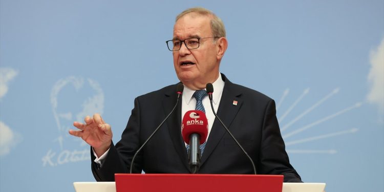 CHP’de kurultay öncesi parti disiplini polemiği! Özgür Özel’e Faik Öztrak’tan cevap geldi