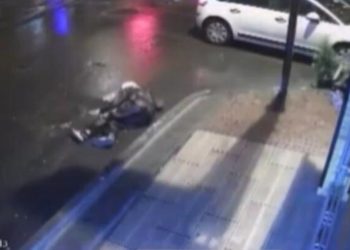 İstanbul’da kırmızı ışıkta geçen motosikletliye otomobil çarptı