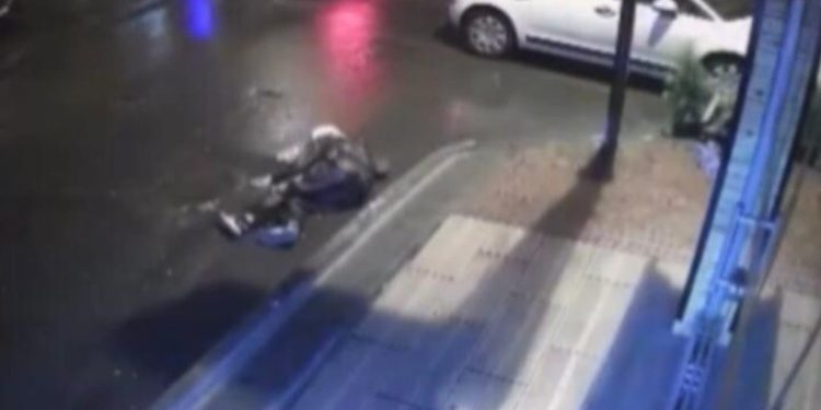 İstanbul’da kırmızı ışıkta geçen motosikletliye otomobil çarptı