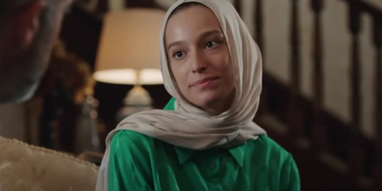 Kızılcık Şerbeti’nin Mihri’sini gerçekte gören tanıyamadı! İncecik belini açıkta bıraktı