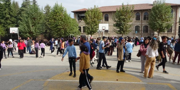 Malatya sallandı! Veliler okullara koştu