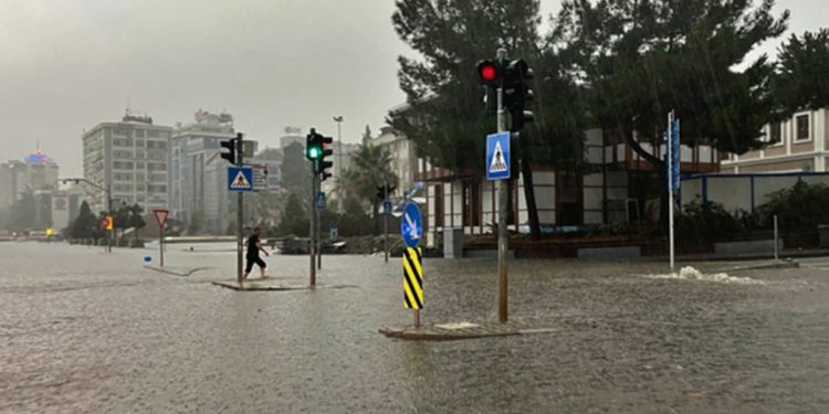 Meteoroloji’den 1 il için turuncu, 10 il için sarı kodlu uyarı