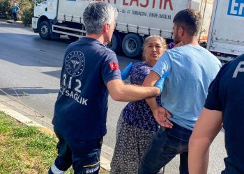 Antalya’da yakının ayakta olduğunu görünce öpücük dağıttı