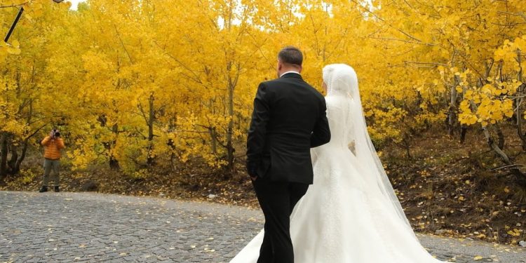 Bitlis’te gelin ve damadın fotoğraf çekimine ayı engelli