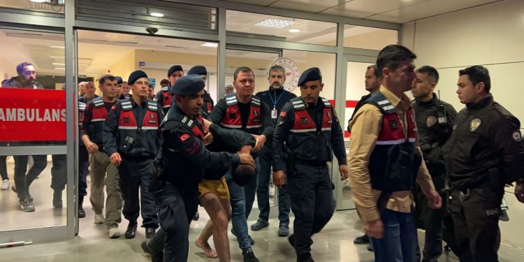 Burdur’da denetimden kaçarken 2’si polis 4 kişiyi yaraladı! Kıskıvrak yakalandı…