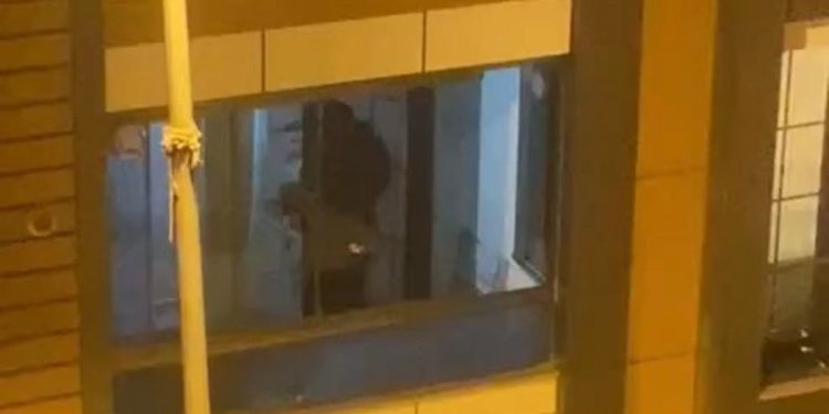 Esenyurt’taki apartman kurşun yağmuruna tutuldu