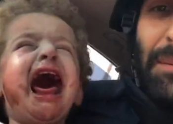 İsrail saldırısından kurtarılan 2 Filistinli bebeğin hastaneye sevk edilme anları