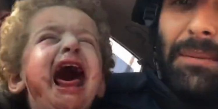 İsrail saldırısından kurtarılan 2 Filistinli bebeğin hastaneye sevk edilme anları