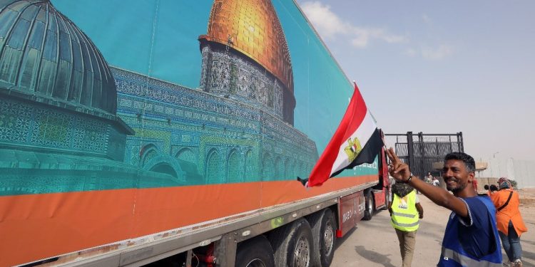 Mısır’dan yola çıkan yardım tırları Refah Sınır Kapısı’ndan geçti…