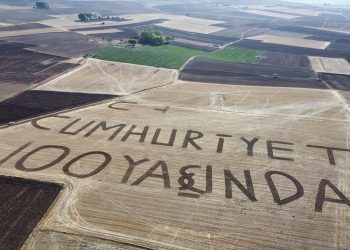 Yozgatlı çiftçi tarlasına traktörüyle ‘Cumhuriyet 100 yaşında’ yazdı