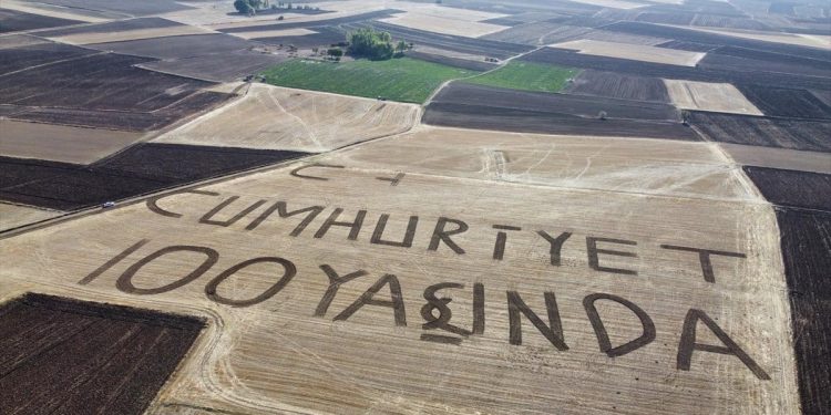 Yozgatlı çiftçi tarlasına traktörüyle ‘Cumhuriyet 100 yaşında’ yazdı