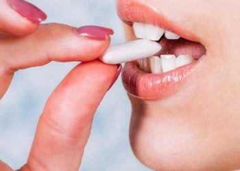 Bu sakız diğerlerine benzemiyor! Faydaları say say bitmiyor: Kilo verdiriyor, dişleri yeniliyor…