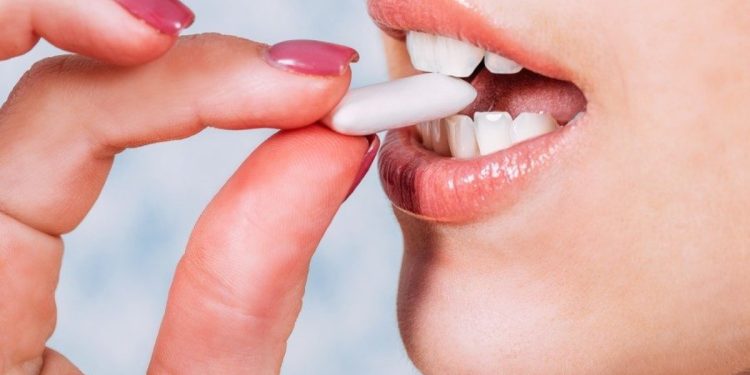 Bu sakız diğerlerine benzemiyor! Faydaları say say bitmiyor: Kilo verdiriyor, dişleri yeniliyor…