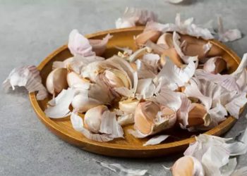 Çöpe atan bin pişman! Sarımsak kabuklarını kaynatıp içerseniz…