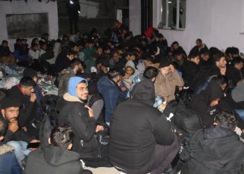 Edirne’de göçmen operasyonu: Evin bahçesinde yakalandılar