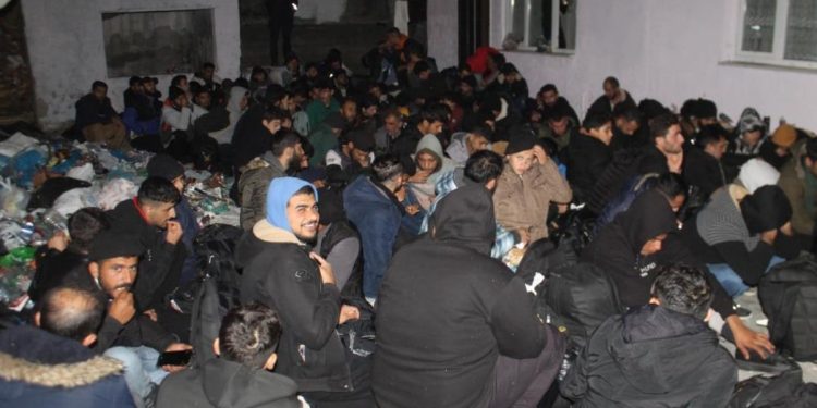Edirne’de göçmen operasyonu: Evin bahçesinde yakalandılar