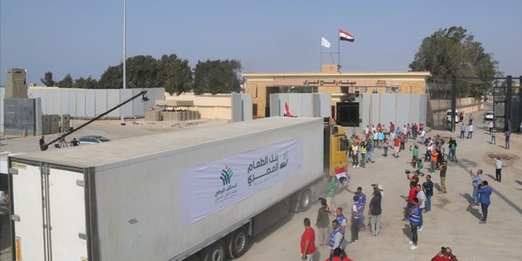 Gazze’ye ikinci yardım konvoyu giriş yaptı