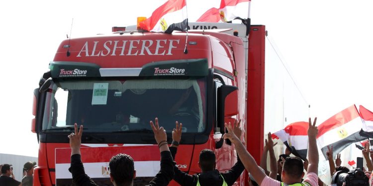 Gazze’ye insani yardım! Refah Sınır Kapısı’ndan 51 tır geçti…