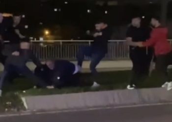 İstanbul’da otomobilin çarptığı kadın yerde yatarken yakınlarının kavga ettiği anlar kamerada