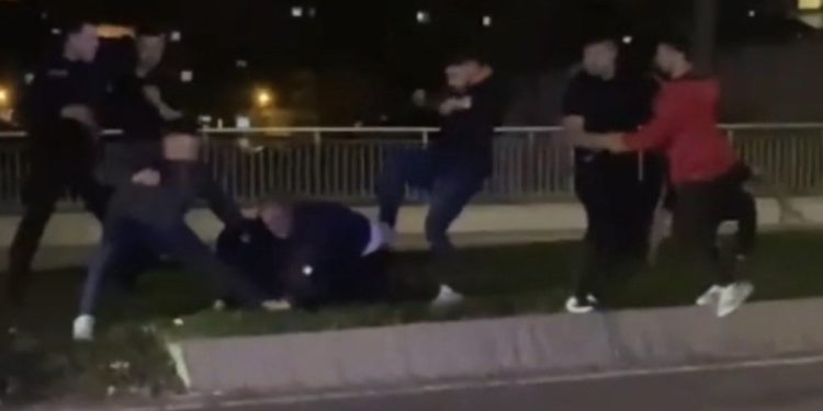 İstanbul’da otomobilin çarptığı kadın yerde yatarken yakınlarının kavga ettiği anlar kamerada