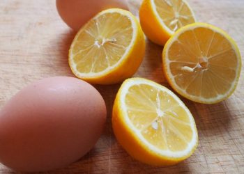 Organlardaki zehri bitiriyor! Yumurtayı limon suyuna atın, etkisine bakın…
