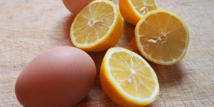 Organlardaki zehri bitiriyor! Yumurtayı limon suyuna atın, etkisine bakın…