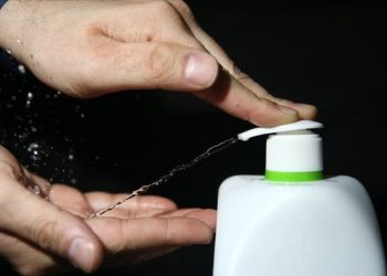 Temizlik için kullanılan sabunlar cildin pH değerini etkiliyor! Erken yaşlanmaya sebep oluyor….