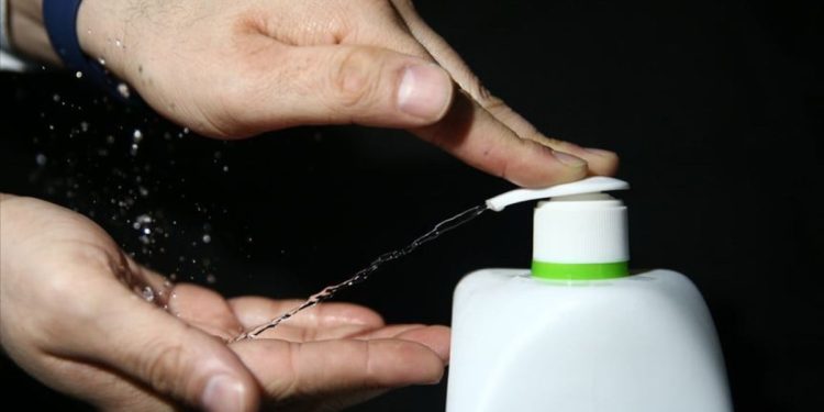 Temizlik için kullanılan sabunlar cildin pH değerini etkiliyor! Erken yaşlanmaya sebep oluyor….