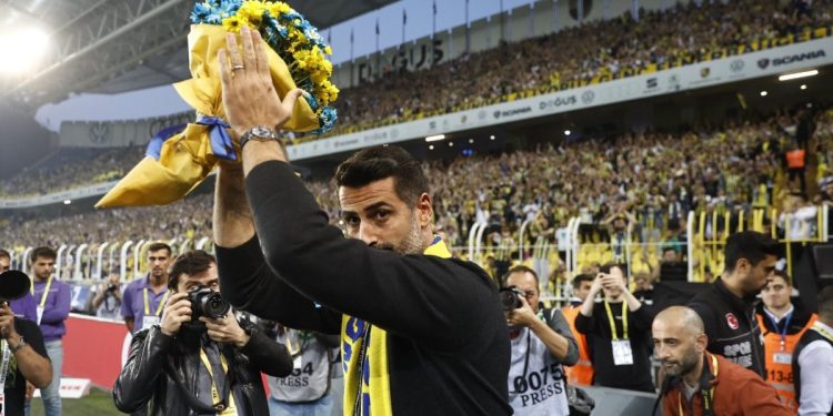 Volkan Demirel’e Fenerbahçe tribünlerinden sevgi gösterisi!